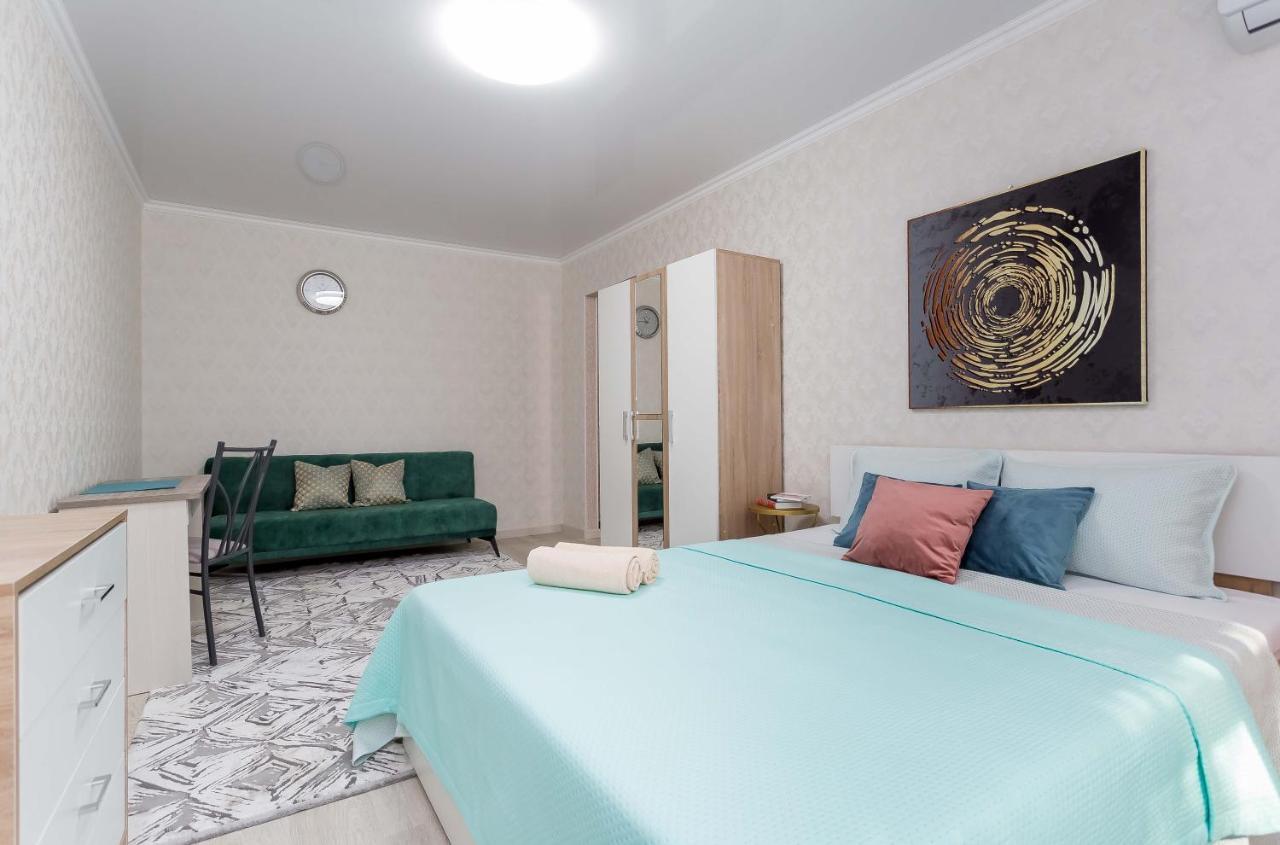 Стильная Квартира В Золотом Квадрате Almaty Esterno foto